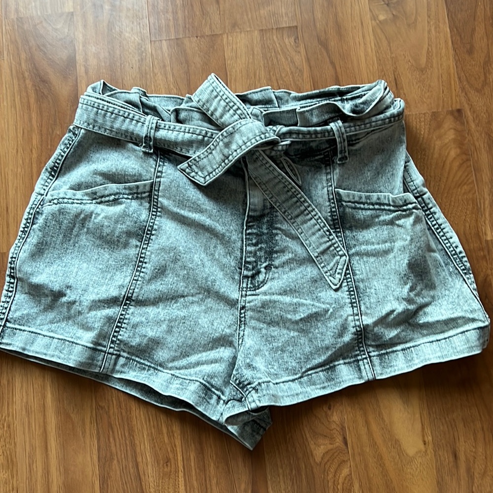 High waisted acid wash shorts. Only worn once. Universal thread. Size 12